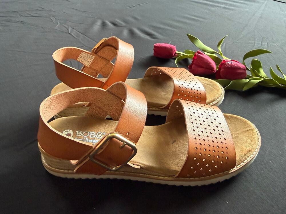 Bobs from Sketchers Desert Kiss Sunny Flare Sandals Size 9